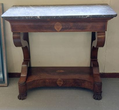CONSOLE en acajou et placage d'acajou ouvrant...