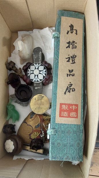 Lot of display items including: 

- assorted...
