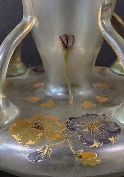 Art Nouveau-style glass vase with pansy decoration

H:...