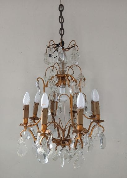 LUSTRE CAGE en métal doré et pampilles, huit...