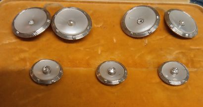 ENSEMBLE comprenant :

- 3 boutons de col...