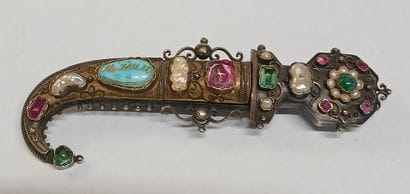 BROCHE en argent à décor de cabochons de...