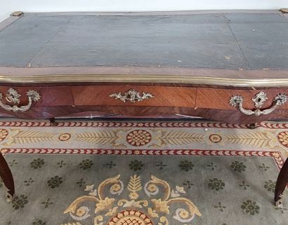 BUREAU PLAT en bois de placage garni de bronzes...