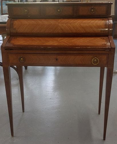 PETIT BUREAU A CYLINDRE en bois de placage...