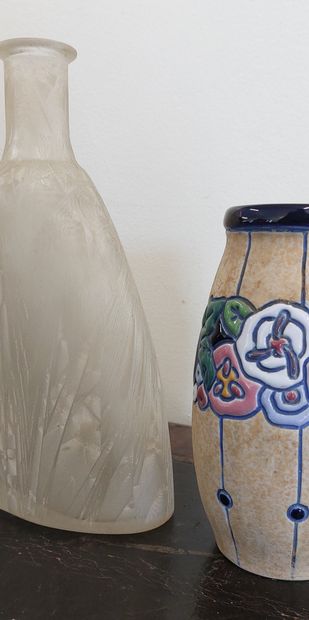 AMPHORA

Deux vases en céramique à décor...
