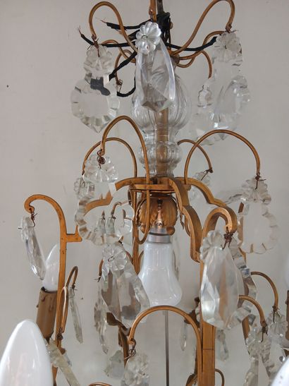 LUSTRE CAGE en métal doré et pampilles, huit...