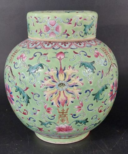 CHINA, QING DYNASTY

A pair of lidded ginger...