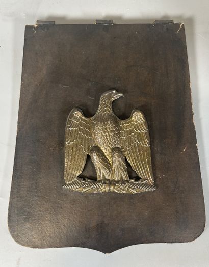 Ensemble de trois sabretaches au modèle des...