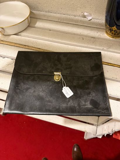 Ensemble de trois sabretaches au modèle des...