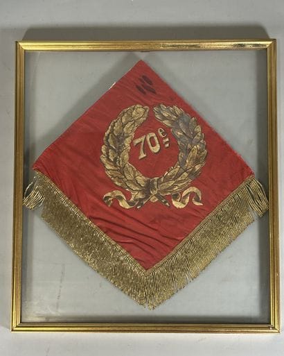 Drapeau rouge du 70e régiment en passementerie...