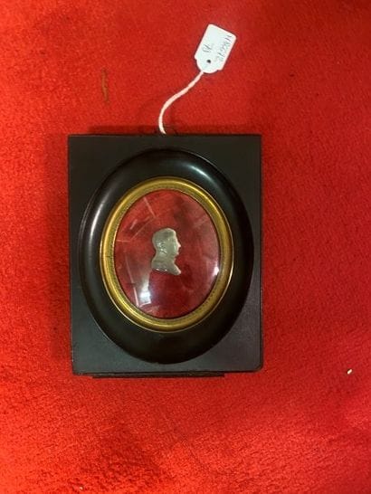 Buste de Napoléon de profil en jade sur velours...