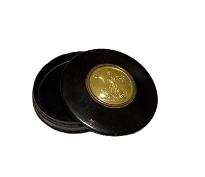 Tabatière à décor Napoléon,
Boîte ronde en...