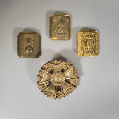 TROIS PLAQUES DE CEINTURON :
a-d’officier...