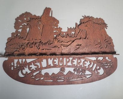 « C'est l'Empereur »
Porte pipe en isorel,...