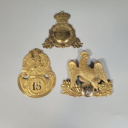 TROIS PLAQUES DE SHAKO:
a-d’officier du 53è...