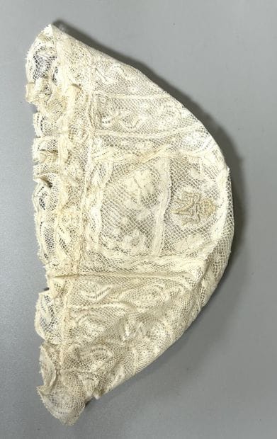 Bonnet d'enfant en dentelle blanche au N...