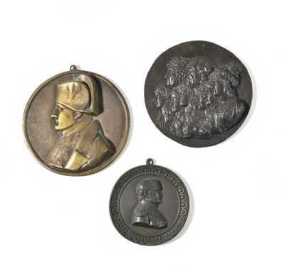 Trois médaillons :
-Deux au profil de l'Empereur...