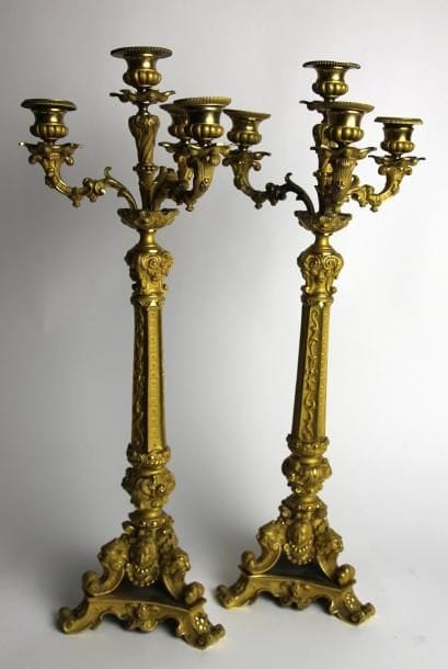 PAIRE DE CANDELABRES en bronze doré et ciselé...