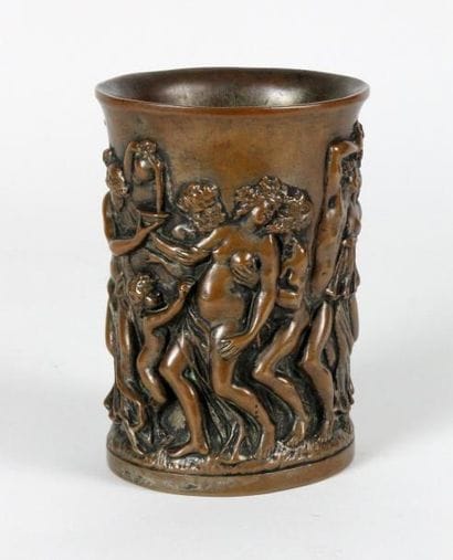 VASE en bronze de forme rouleau à décor de...