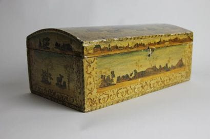 COFFRET de forme bombée à décor en arte povera...
