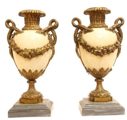 PAIRE DE VASES de forme ovoide en marbre...