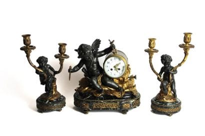 GARNITURE DE CHEMINEE en régule patiné et...
