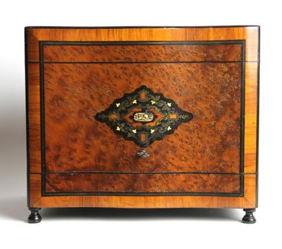 CAVE A LIQUEURS en placage de loupe et marqueterie...