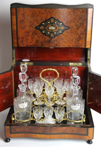 CAVE A LIQUEURS en placage de loupe et marqueterie...
