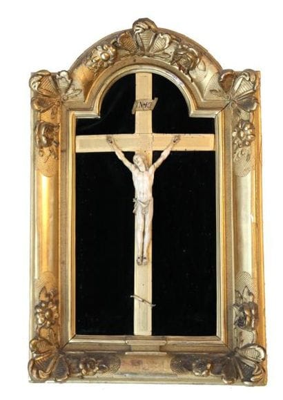 CHRIST en ivoire sculpté dans un encadremenet...