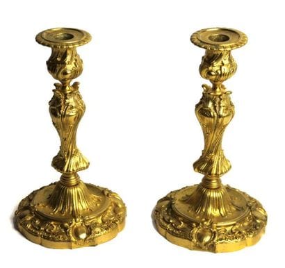 PAIRE DE BOUGEOIRS en bronze doré et ciselé...