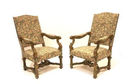 PAIRE DE FAUTEUILS à hauts dossiers en bois...