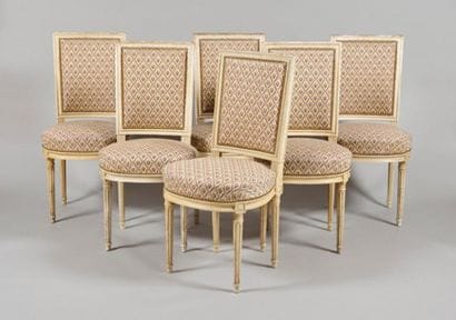 SUITE DE SIX CHAISES en bois laqué blanc...