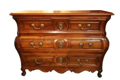 COMMODE en noyer ouvrant par quatre tiroirs...