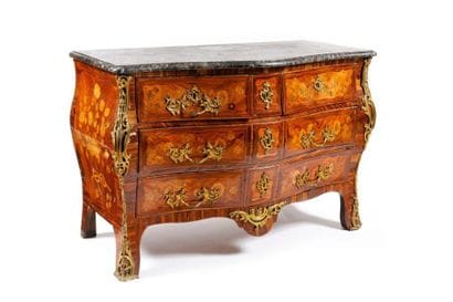 COMMODE de forme tombeau en bois de placage...