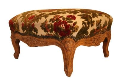 TABOURET DE PIED en noyer mouluré et sculpté...
