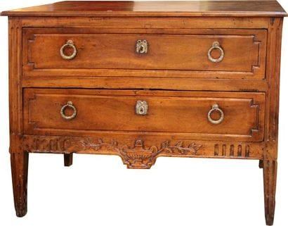 COMMODE en noyer ouvrant par deux tiroirs...
