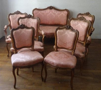 MOBILIER DE SALON en noyer richement sculpté...