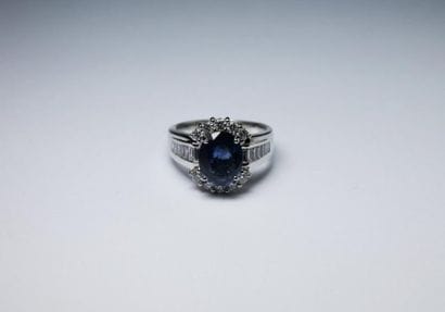 BAGUE en or gris ornée d'un saphir de taille...