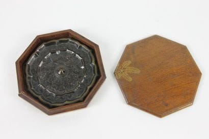 JAPON - XIXE SIÈCLE
Miroir polylobé en bronze...