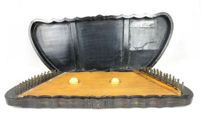 CHINE
Instrument à cordes en laque de Canton....