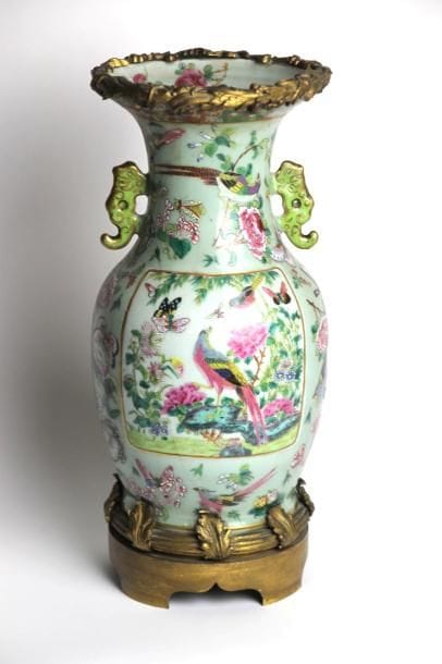 CHINE
Vase balustre en porcelaine émaillée...