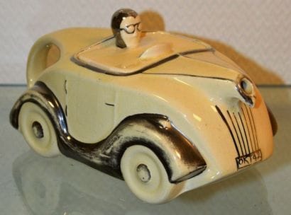 Theiere en forme d'automobile Fa?ence creme...