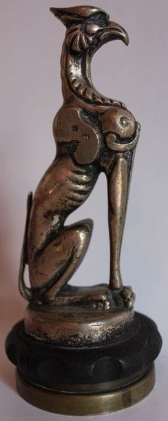 “Griffon”
Mascotte en bronze argenté. 
Montée...