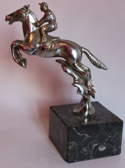 “Saut de Haie”
Mascotte d’origine Anglo-Saxonne...