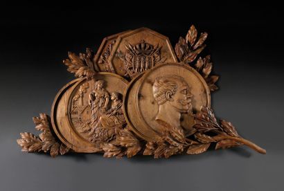 Deux grands bas reliefs, parements en chêne...