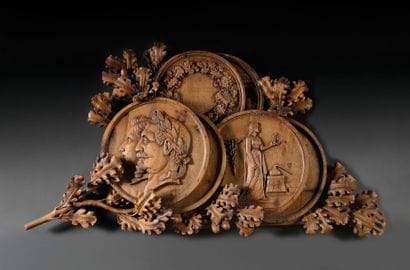 Deux grands bas reliefs, parements en chêne...