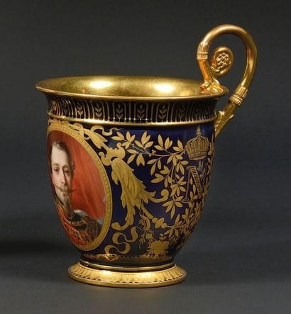 PARIS
Une tasse à fond bleu lapis avec le...
