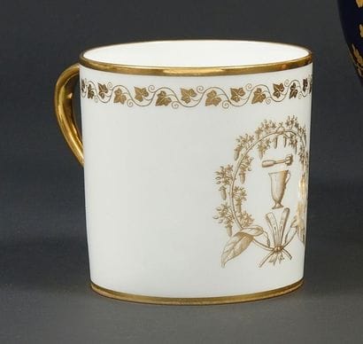 SÈVRES
Une tasse litron en porcelaine de...