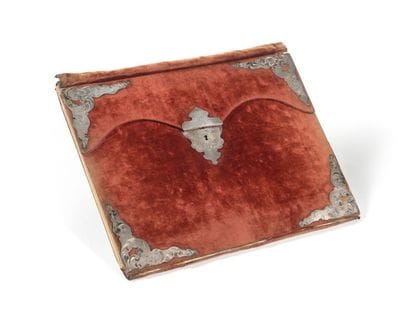 PORTEFEUILLE in-4 en velours rouge orné décoinçons...