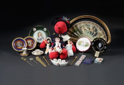 Quatre poupées et jouets: - un ours «Napoléon...